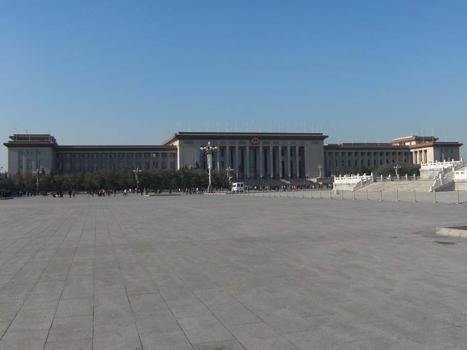 Nationalförsamlingen ligger på västra sidan om Himmelska Fridens Torg i Beijing